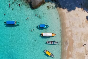 aerial view photography of boats on seashore