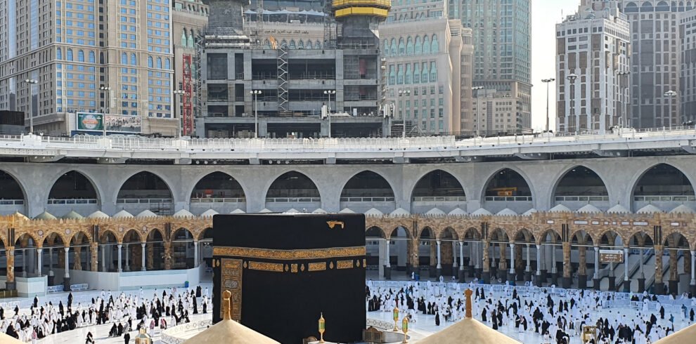 View_of_the_courtyard_of_the_Great_Mosque_of_Mecca,_Saudi_Arabia_(2)